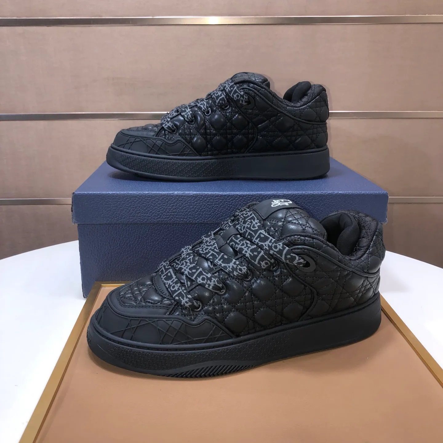 Ex-factory price: 800💶 (top original order) Brand: Dior (Dior) Standard code: Men's size 39-44 (45 customized) Grade: Same as the official website Material: Top original cowhide stitched together Original wear-resistant and lightweight outsole Style category: Fashionable casual shoes Distinguished luxury brand elements top luxury Color: Color of the actual picture